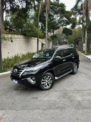 TOYOTA HILUX SW4 2.8 SRX 4X4 7 LUGARES 16V TURBO INTERCOOLER DIESEL 4P AUTOMÁTICO